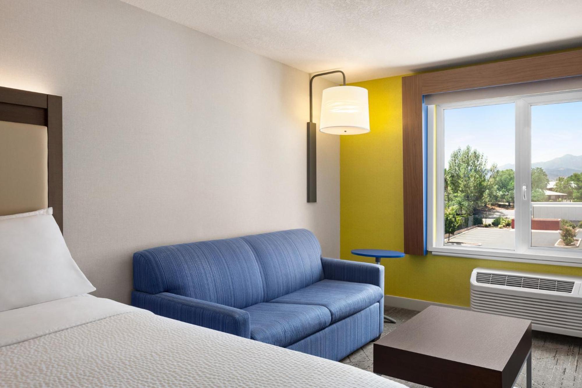 Holiday Inn Express & Suites - Redding By Ihg Exterior photo