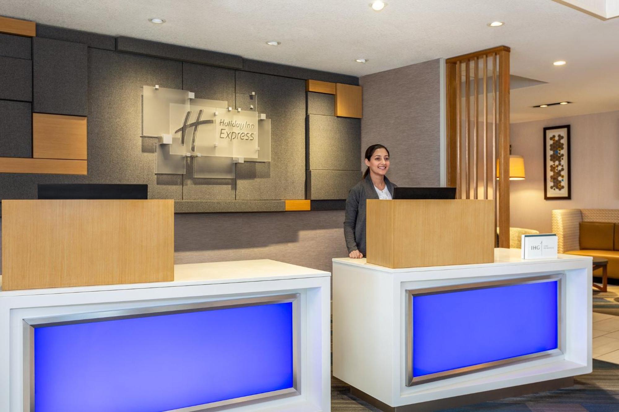 Holiday Inn Express & Suites - Redding By Ihg Exterior photo